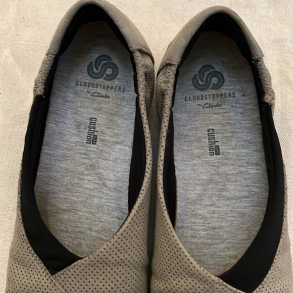 Clarks Cloudsteppers 8s loafer. Round toe,elastic stretch heel. Suede taupe top. - Picture 4 of 4